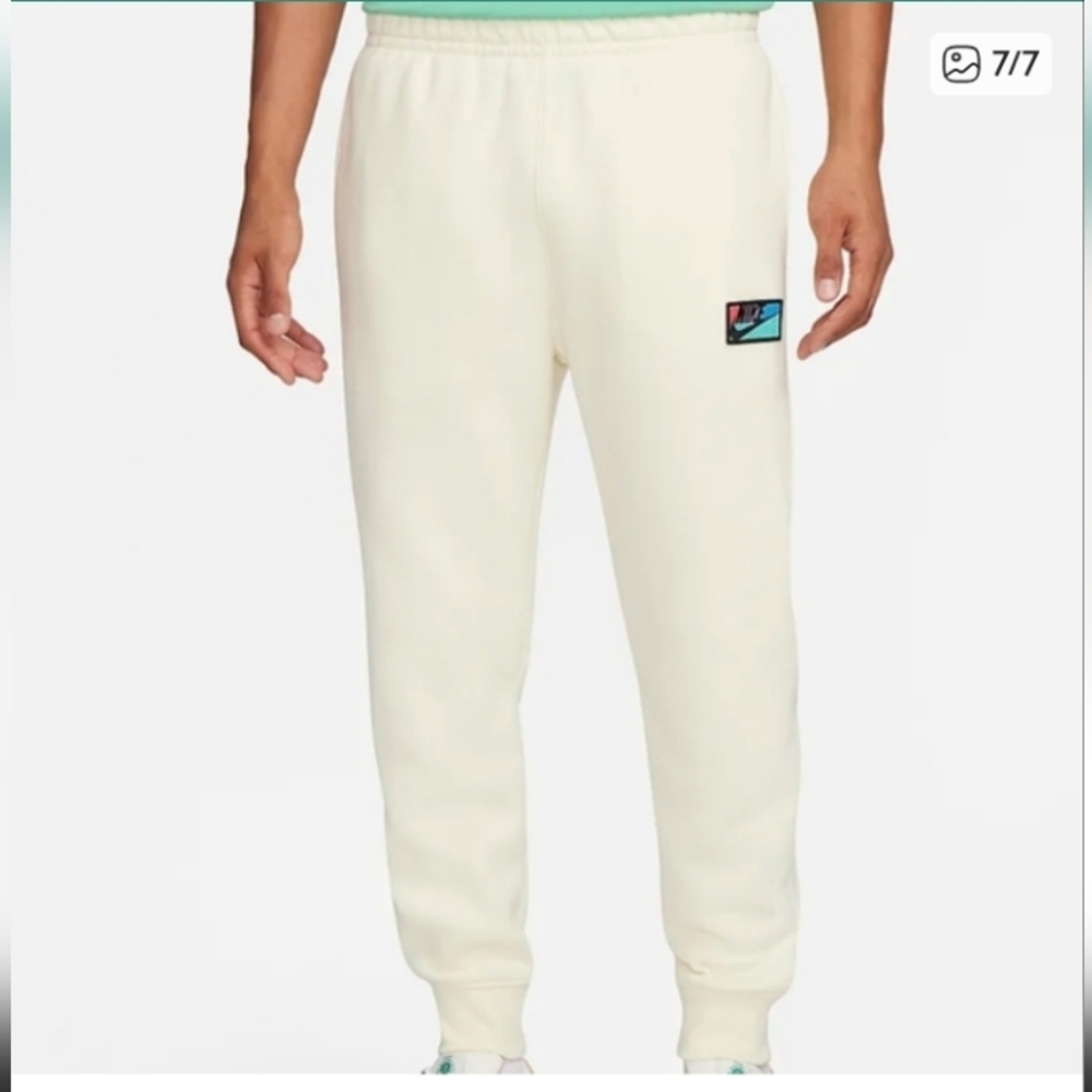 Nike Club Fleece Men's Size XL Logo Patch Coconut Cream Joggers New - Picture 3 of 10